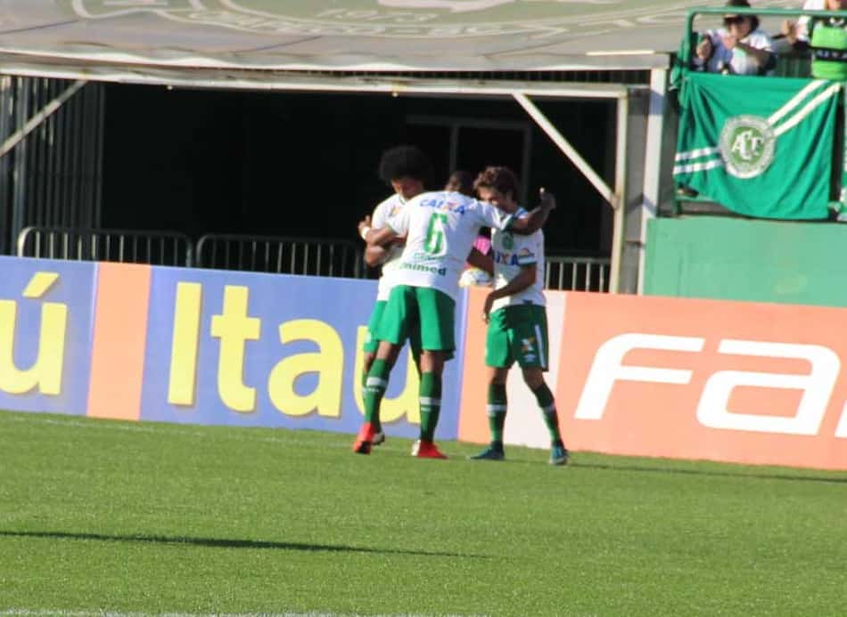 Com reação freada, Botafogo perde para a Chapecoense e volta ao Z4