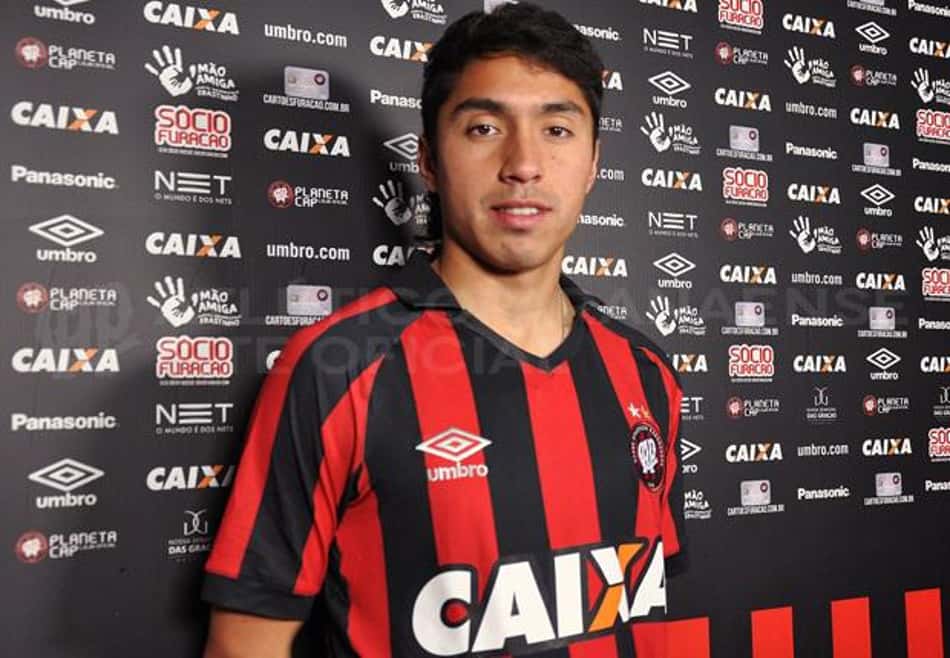 Meia do Atlético-PR é chamado para prestar esclarecimento sobre assassinato
