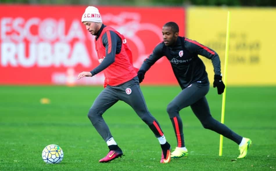 Nico López apoia técnico na decisão de usar William na lateral esquerda