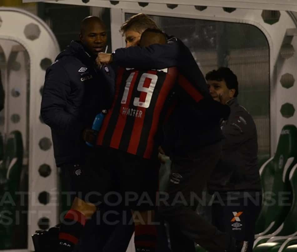 Em baixa no ano, Walter comemora fim de jejum contra Chape: "Momento certo"