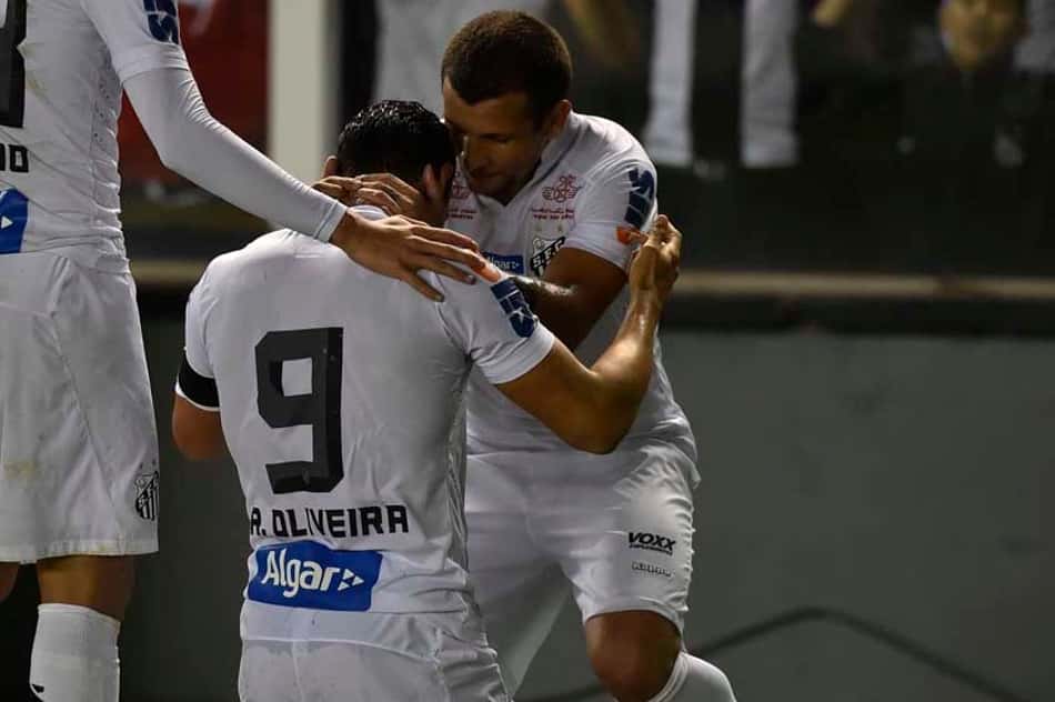 Ricardo Oliveira fez os três da vitória santista 