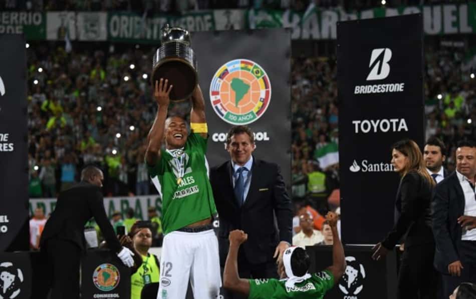 Capitão do Atlético levanta o caneco da Liberta pela 2ª vez e faz história