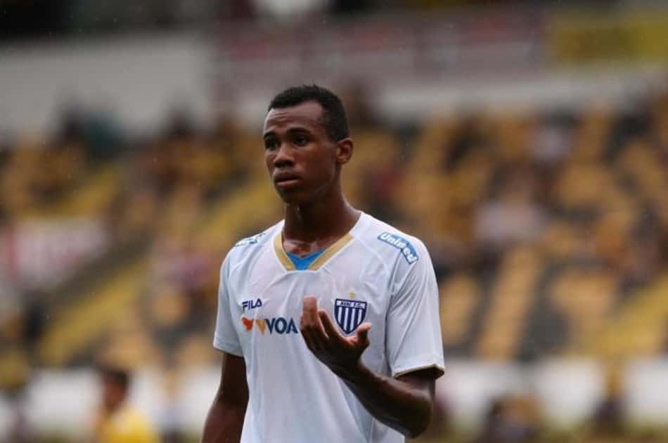 Após cirurgia, zagueiro comemora retorno ao Avaí