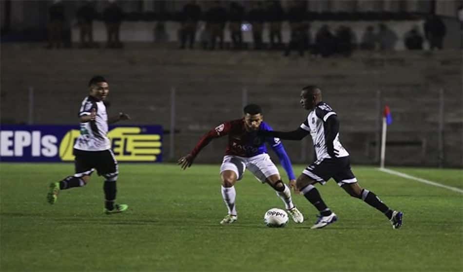 Ceará sai na frente, mas cede empate contra Paraná e perde chance de virar líder na Série B