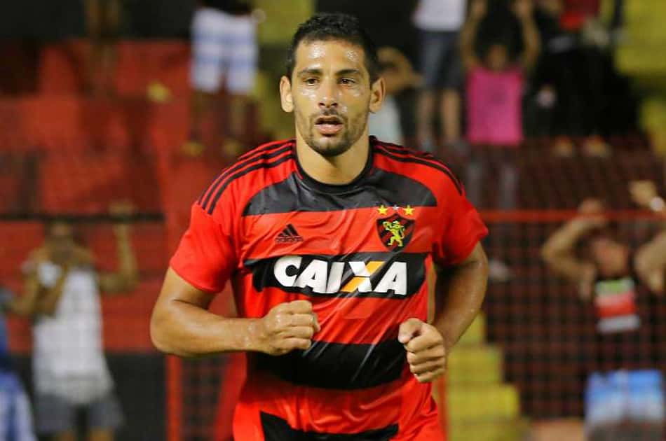 Vitória desperdiça dois pênaltis, perde para o Sport e volta para o Z4