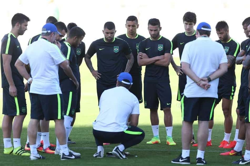 Renato Augusto e Weverton treinam entre titulares da Seleção. Veja o time
