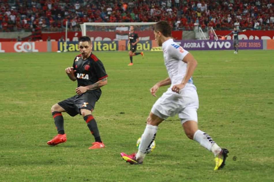 Vitor Bueno parte com a bola para cima de Pará 