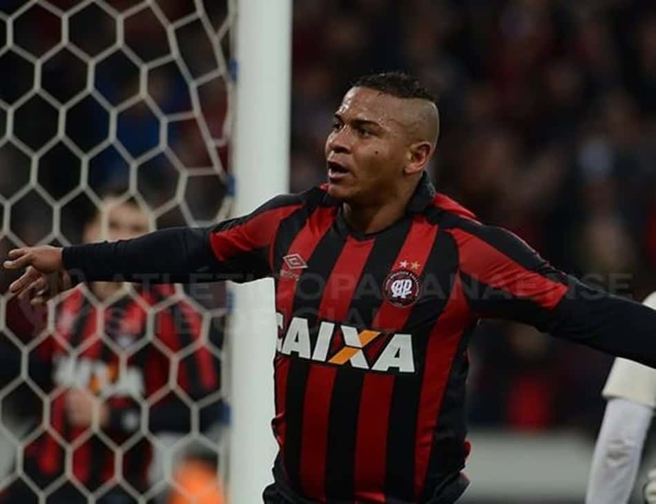 Perto de deixar o Atlético-PR, Walter lidera quatro estatísticas do time no Brasileiro