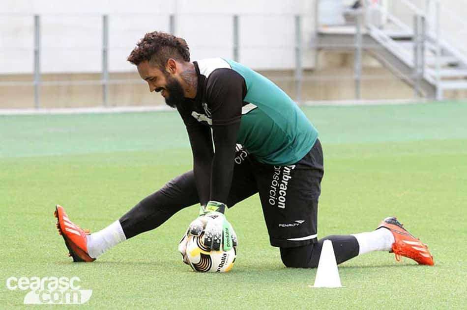 Douglas não joga a toalha e fala em 'vencer ou vencer' para subir
