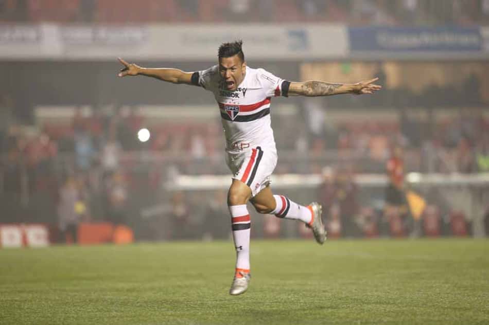 VÍDEO: Só pintura! Chávez e Pratto fazem a alegria da galera com golaços de placa no Morumbi
