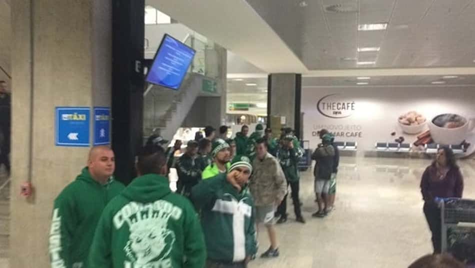 Com Kleber "poupado", torcida do Coritiba protesta no aeroporto