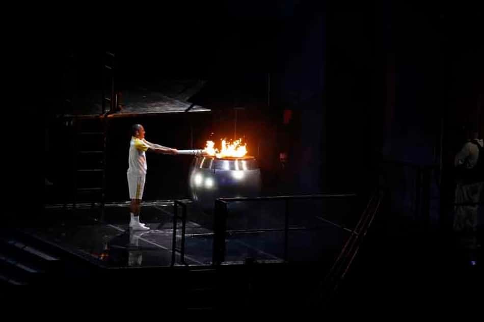 Vanderlei acendeu a pira olímpica: clique e veja um show de imagens do evento que emocionou o mundo 