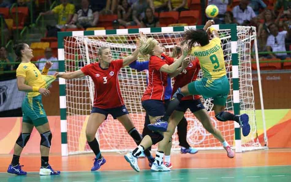 Atletas do handebol elogiam a torcida após vitória sobre as norueguesas