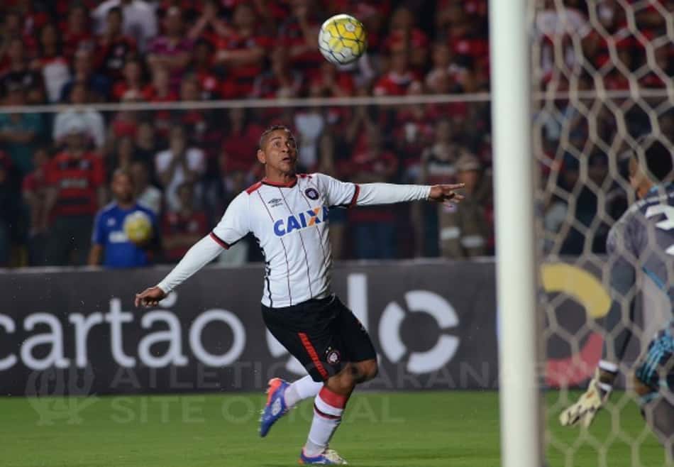 Walter cobra que Atlético-PR melhore rendimento fora de casa: "Pra chegar no G-4"
