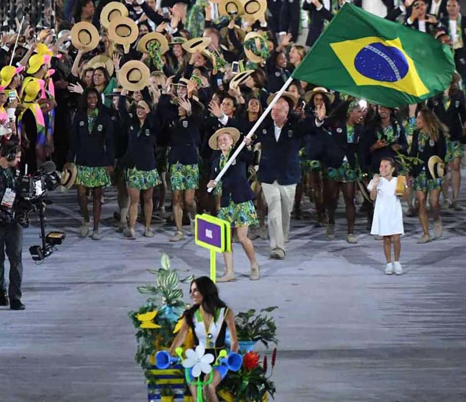 Ela é transexual, puxou a delegação brasileira na abertura da Rio-2016 e manda recado: 'Machucou alguém?'