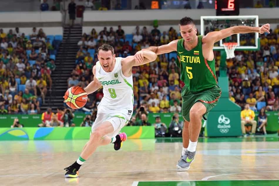 Brasil luta, mas perde para a Lituânia na estreia do basquete masculino