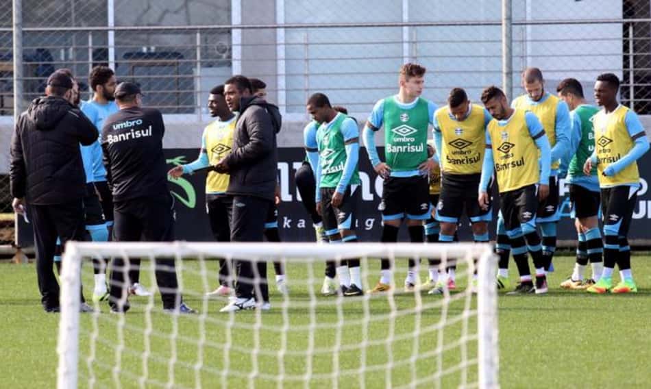 Roger Machado testa três formações para o duelo diante do Corinthians