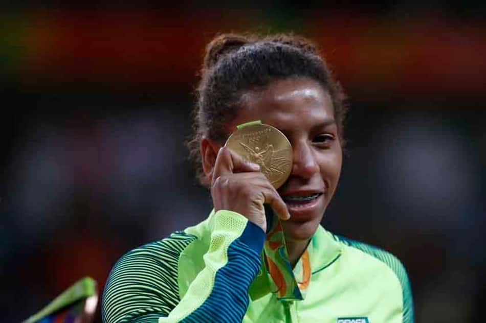 Rafaela Silva dedica ouro a crianças de comunidades e cita infância dura