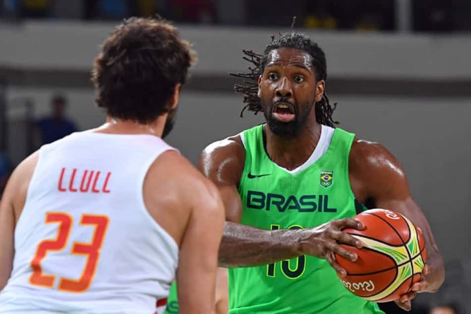 Brasil segura a Espanha na última bola e vence a primeira no basquete