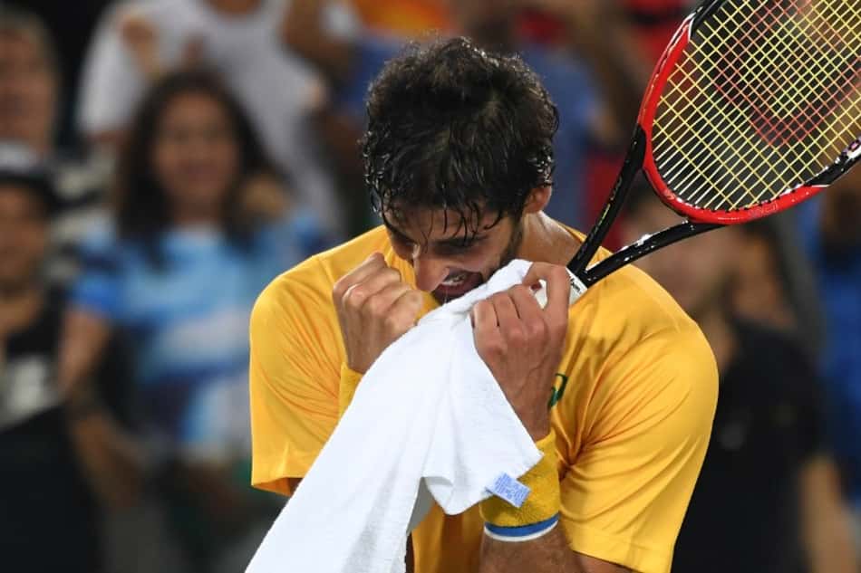 Thomaz Bellucci vibra após derrotar Pablo Cuevas no Rio