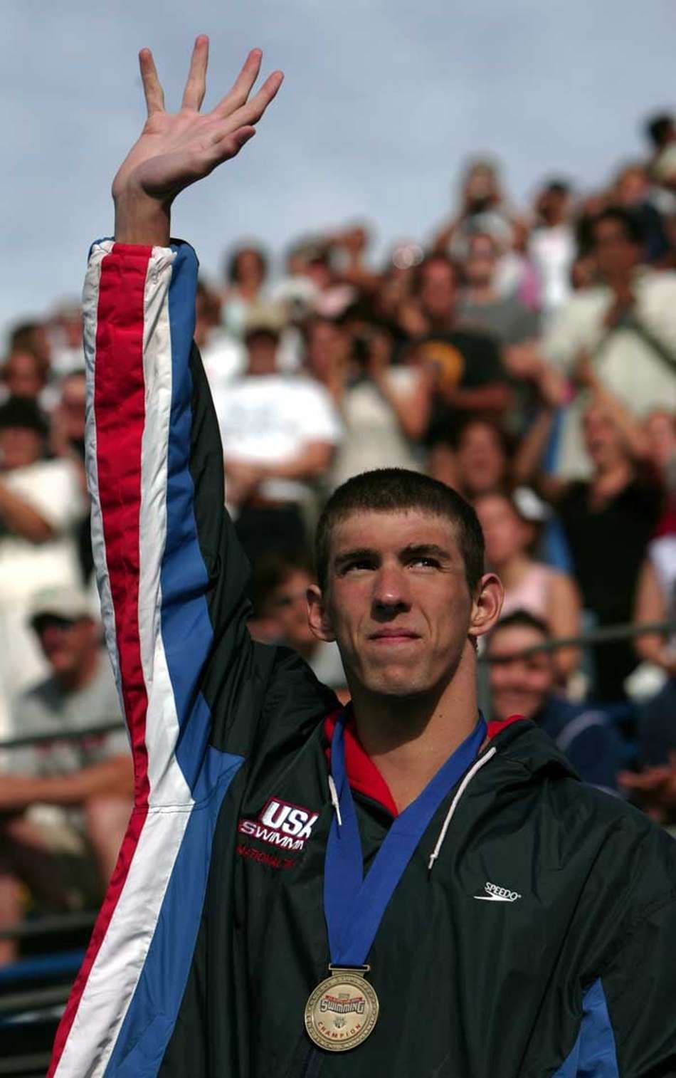 Michael Phelps, no pódio em Atenas-2004, após ganhar os 400 m medley. Seu primeiro ouro olímpico e recorde mundial 