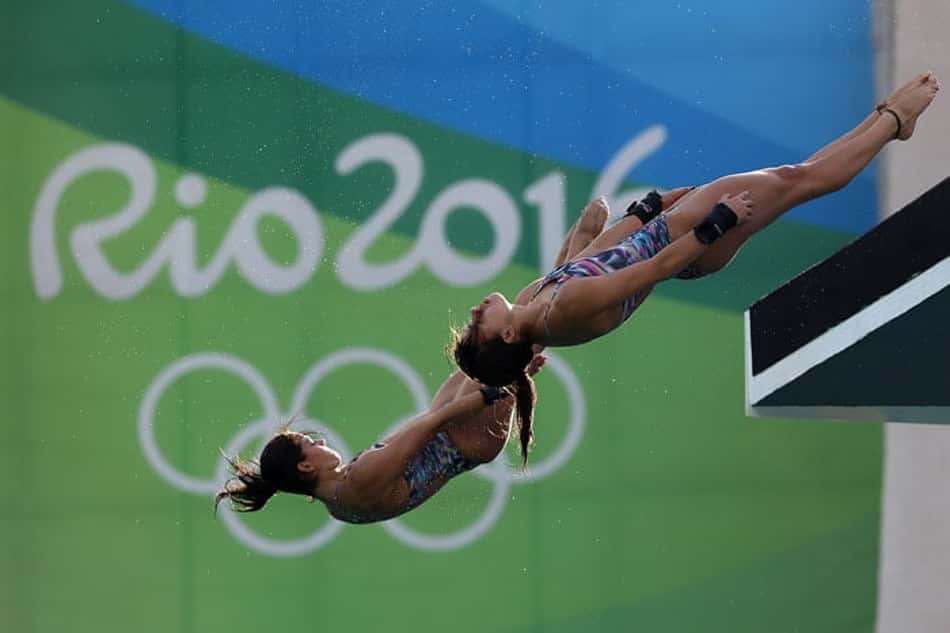 Atletas disputam saltos ornamentais com marca do Rio-2016 ao fundo<br>