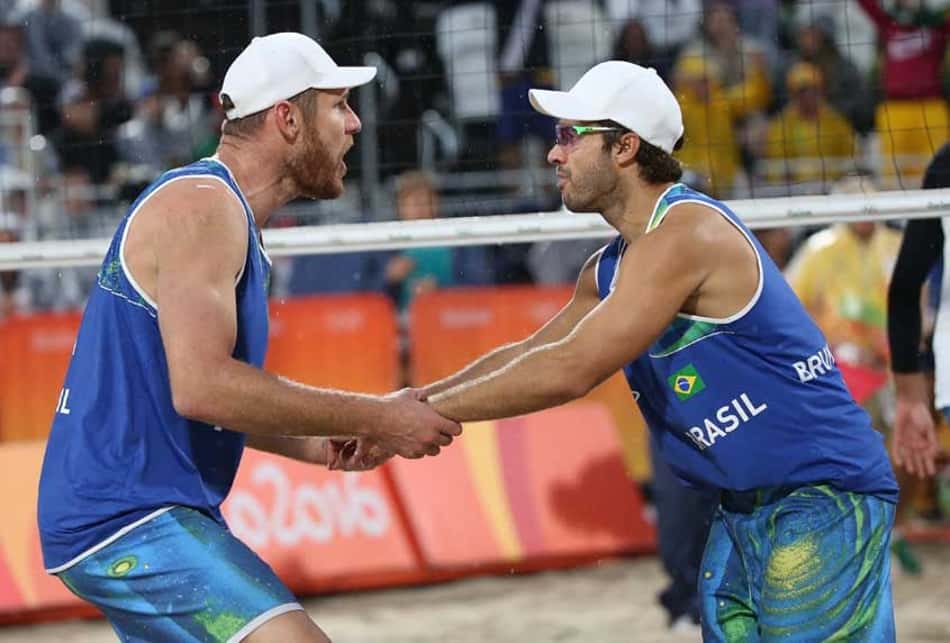 11h - Oitavas de final do vôlei de praia tem Alison/Bruno Scmidt contra Gavira Collado/ Herrera Allepuz (ESP)