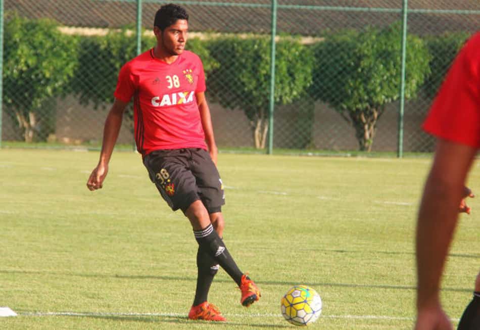 Ruiz sofre estiramento e deve ser desfalque por 15 dias