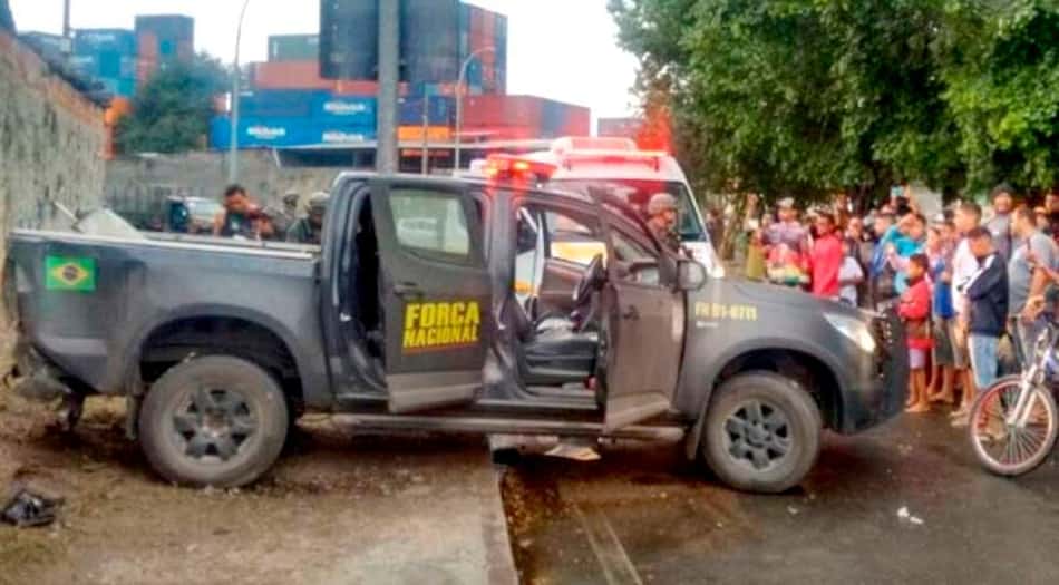 Agentes da Força Nacional são baleados ao entrar por engano na Vila do João, na Maré Leia mais: http://extra.globo.com/casos-de-policia/agentes-da-forca-nacional-sao-baleados-ao-entrar-por-engano-na-vila-do-joao-na-mare-19895599.html#ixzz4GyV8a7wH