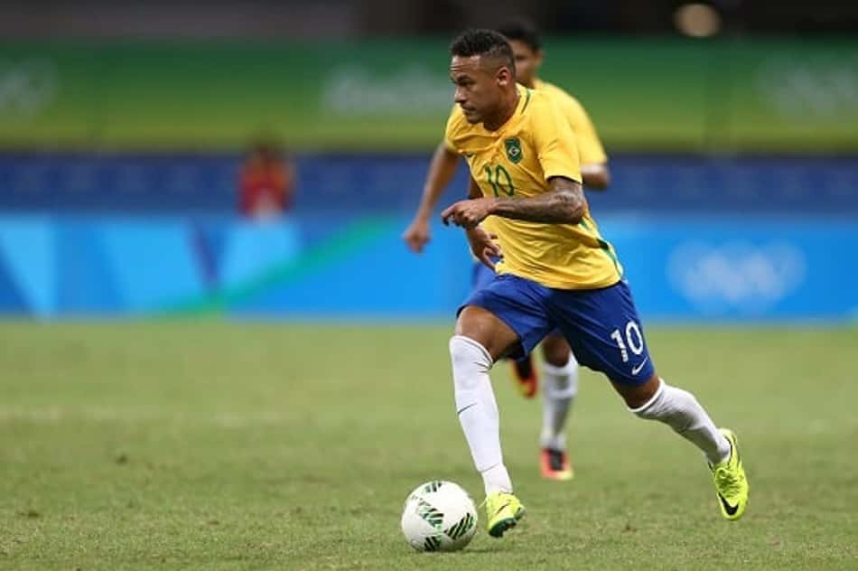 Neymar em ação contra a Dinamarca