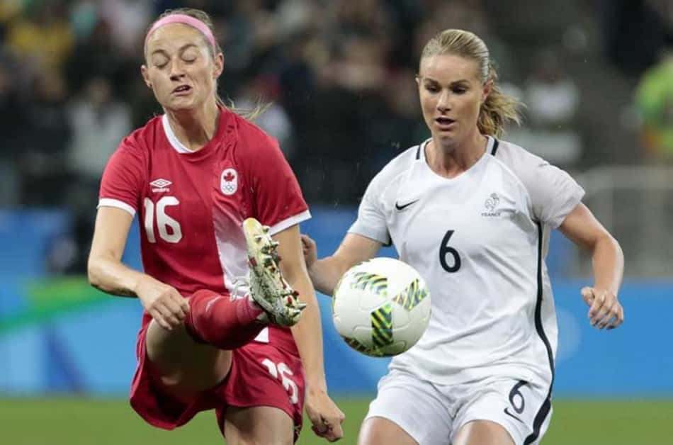 Com gritos de 'Fora, Temer', Canadá bate a França e avança para a semifinal do futebol feminino