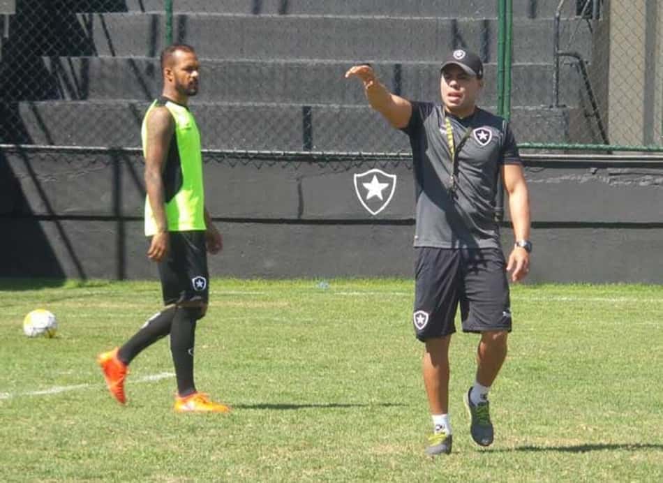 Jair Ventura comanda treino do Botafogo 