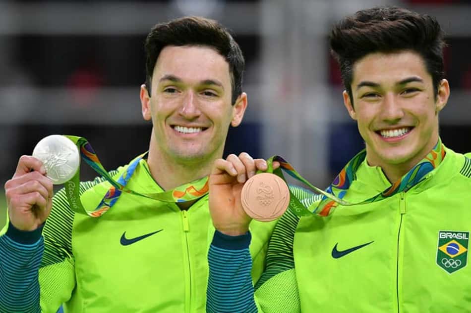 Diego Hypolito e Arthur Nory com as medalhas