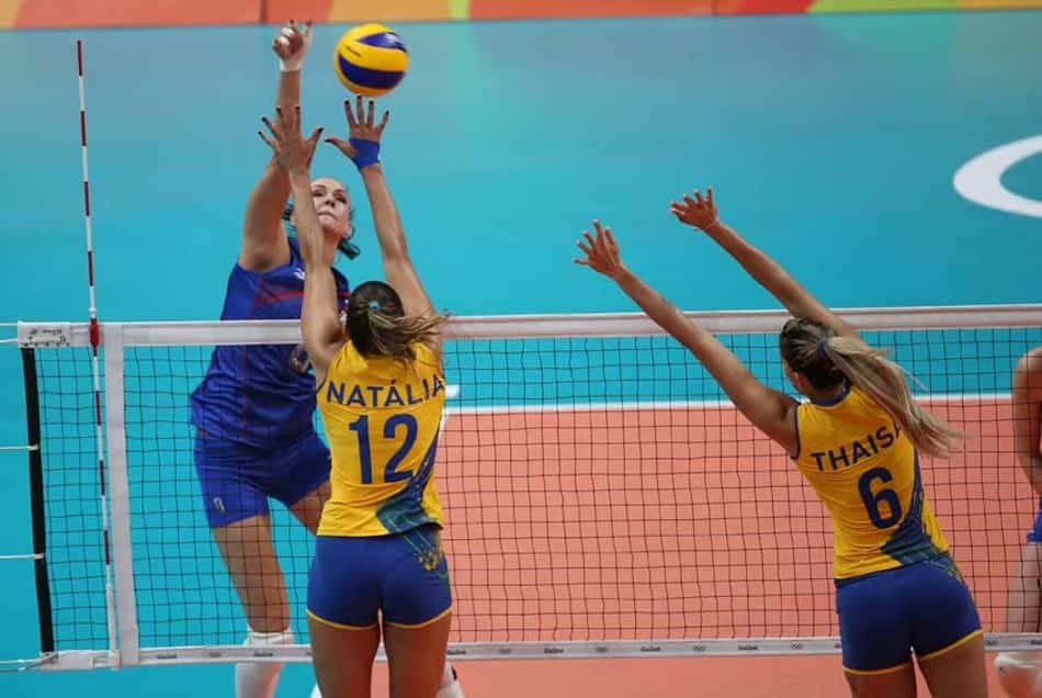 Goncharova tenta passar pelo bloqueio brasileiro 