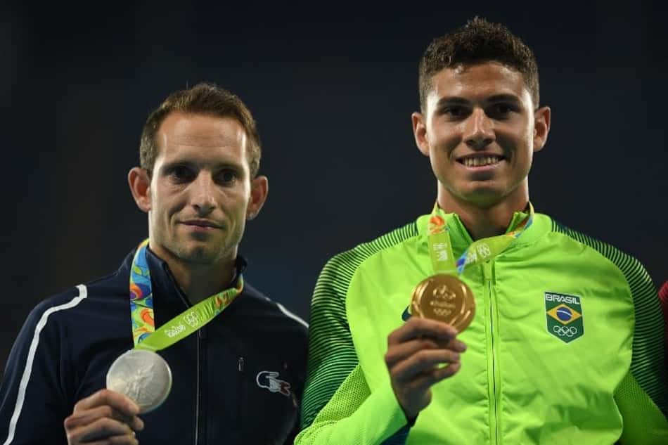 Thiago Braz no pódio com o francês Renaud Lavillenie (Johannes EISELE / AFP)