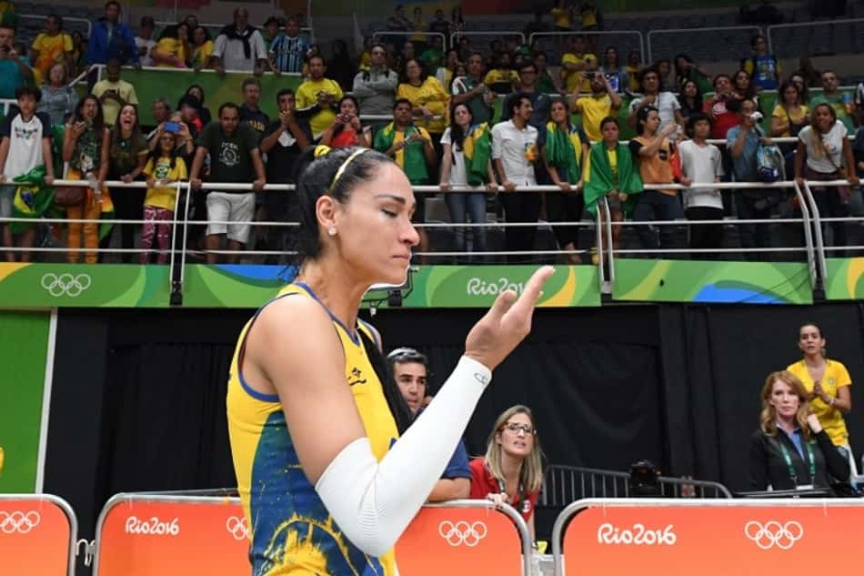 Jaqueline chora após eliminação do Brasil no vôlei, com derrota para a China