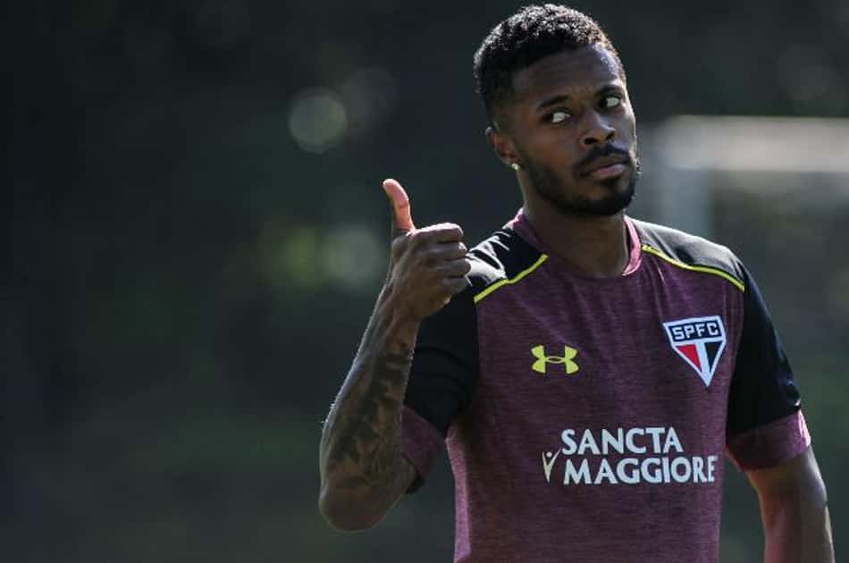 Em dia decisivo, Michel Bastos faz golaço e é aplaudido em treino