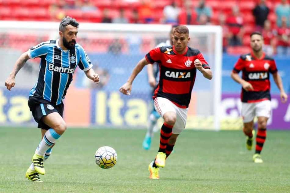 Após derrota, Maicon deixa campo revoltado com arbitragem