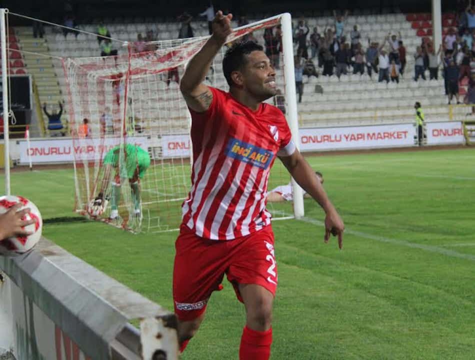André Santos reestreia na Turquia fazendo gols e assistência