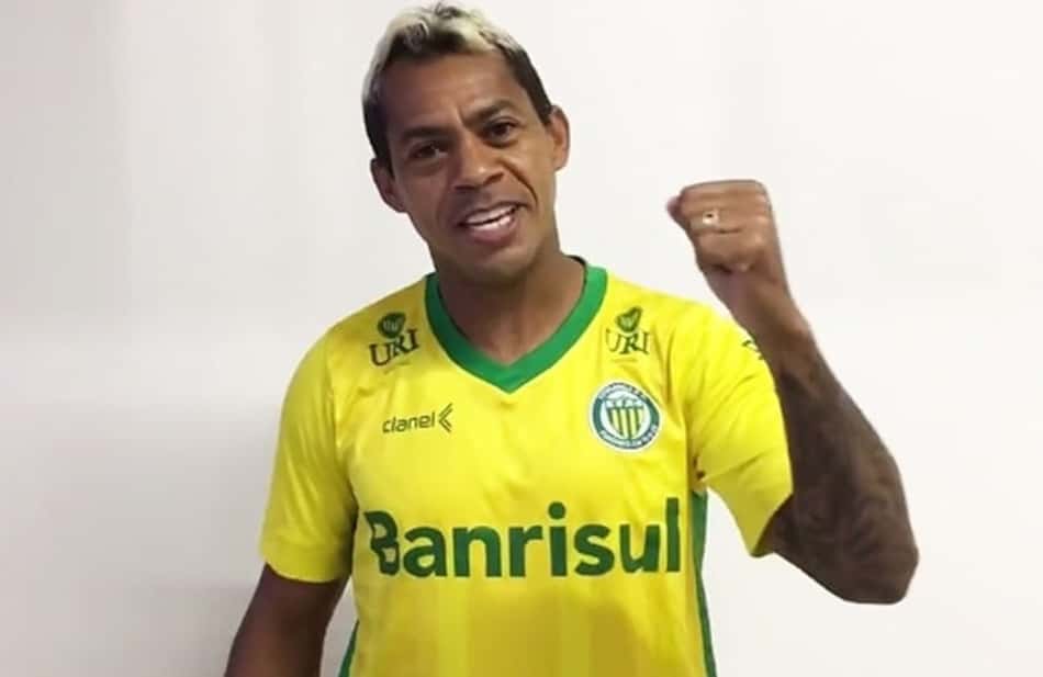 Aos 46 anos, Marcelinho Paraíba dá caneta, deixa goleiro no chão e marca golaço na várzea; veja o vídeo