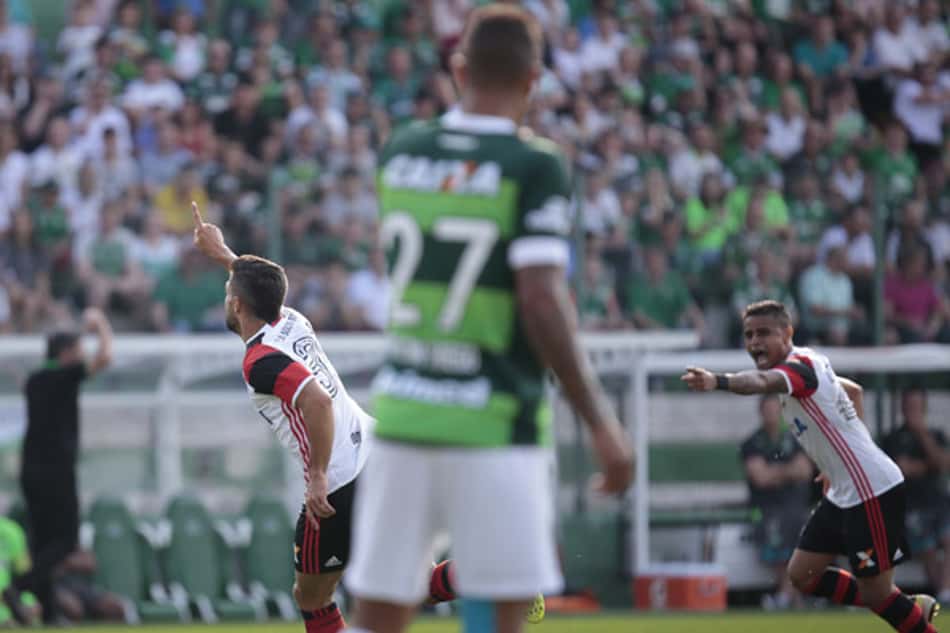 Jogadores do Flamengo comemoram vitória e caminhada para a liderança
