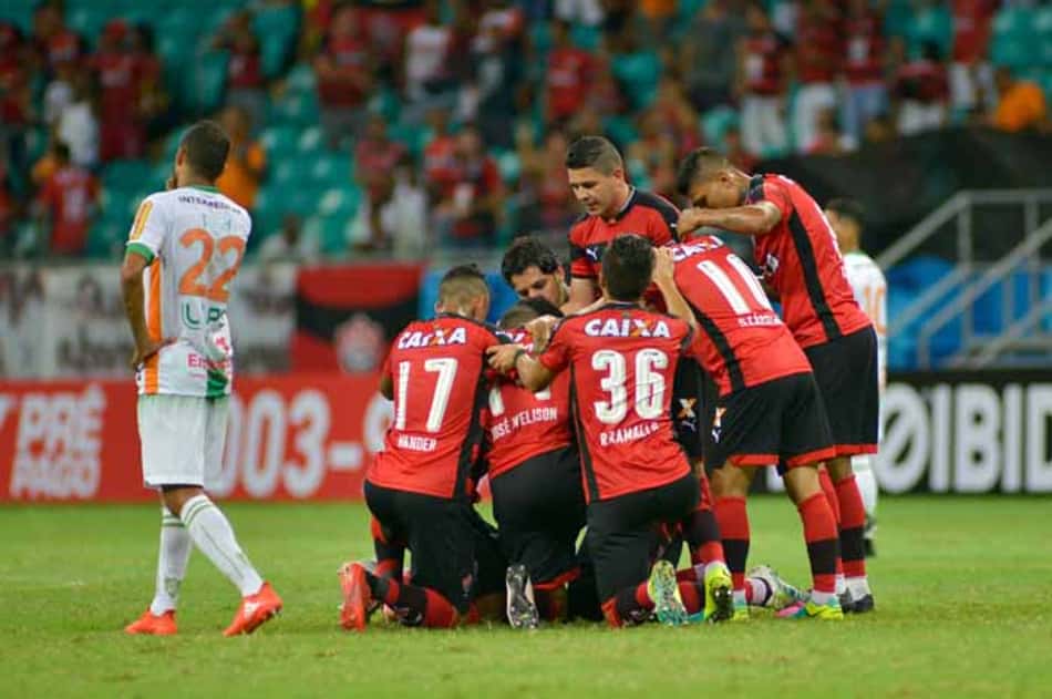 Vitória faz o dever de casa, supera o América-MG e deixa a zona da degola