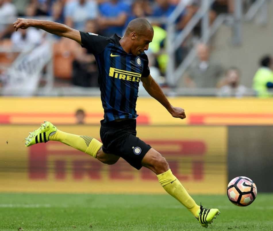 Após investida do Flamengo, Miranda entra na mira do Monaco