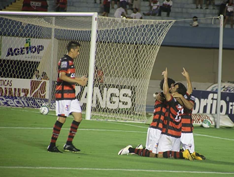 Após primeiro gol pelo Atlético-GO, lateral celebra boa fase no Dragão