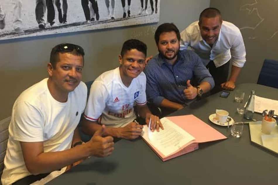 Hamburgo oficializa a contratação de Douglas Santos