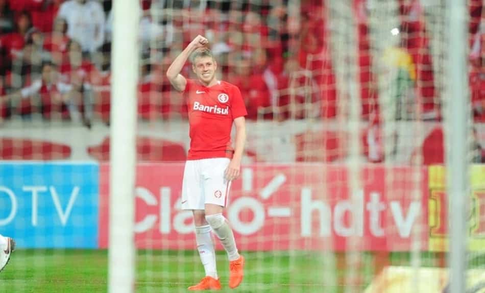 Autor de dois gols, Aylon celebra o 'fim da zica' após vitória do Inter
