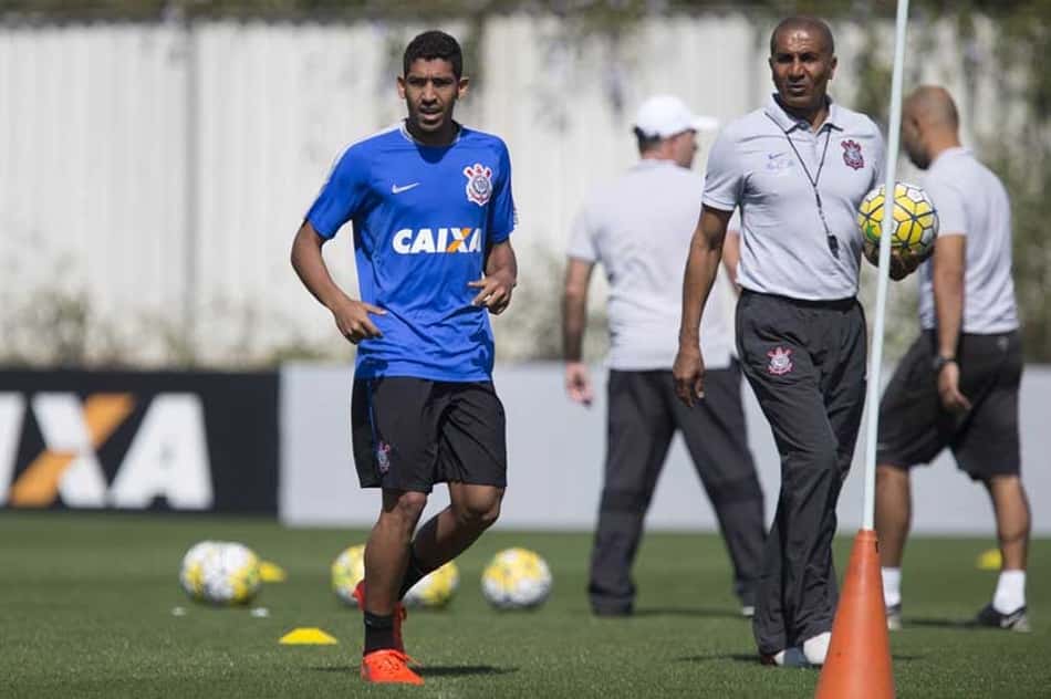 Léo Príncipe 'segura a bronca' e faz até apelo por jovens no Corinthians