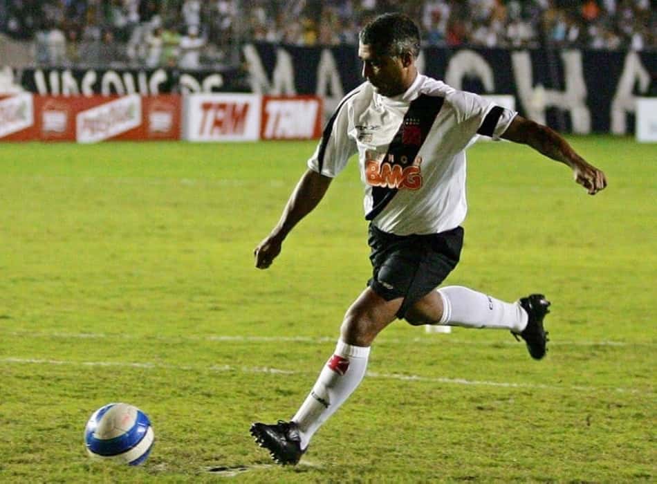 Romário anotou o milésimo ao converter pênalti contra o Sport