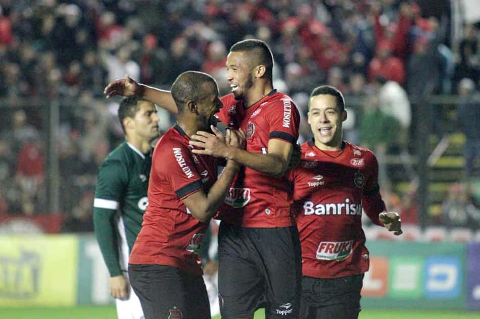 Brasil de Pelotas vence o Goiás e dorme na vice-liderança da Série B