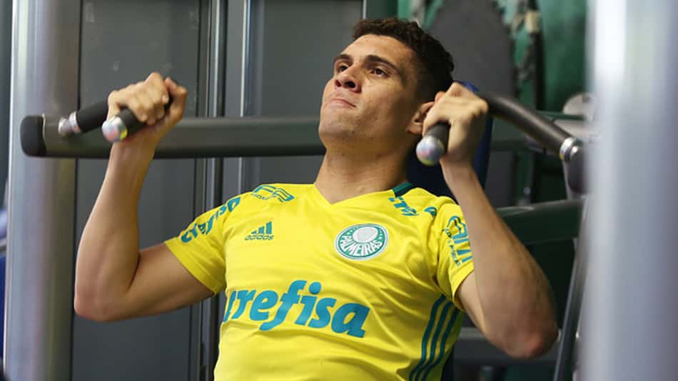 Moisés trata uma entorse no tornozelo direito, não está descartado para o Choque-Rei 